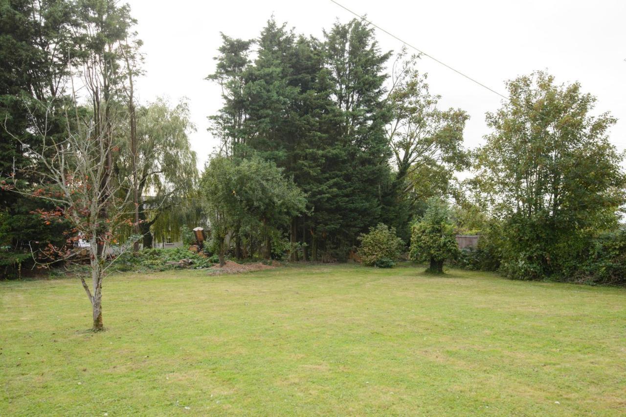 Deluxe 2 Bed Versace Bungalow Hot Tub, Sky Tv, Cinema Screen Saffron Walden Extérieur photo